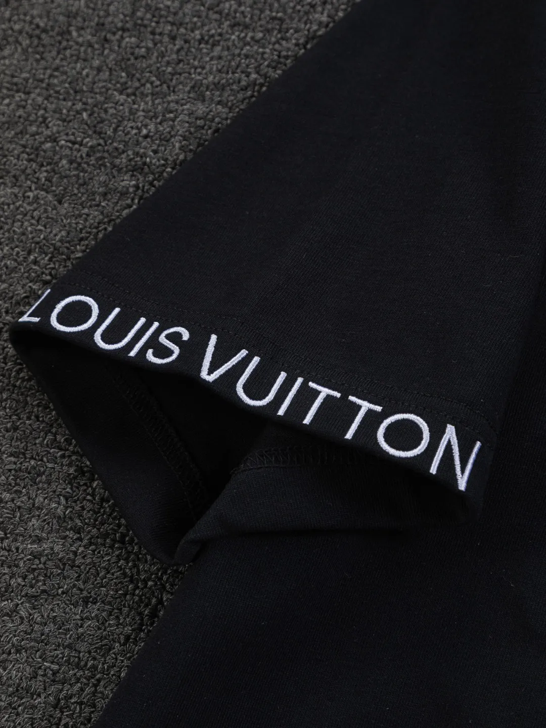 🅿️190 Louis Vuitton 1V LV micro-wide version S-XL LV 26ss new product counters are available at the same time. Multiple craftsmanship, simple letters embroidery on the collar + simple letter logo on the cuffs 🪡 embroidery, round neck short-sleeved T-shirt, same style for men and women! Consigned to one-to-one creation. Synchronized with the official website, pure cotton fabrics at the counter! It is close to the skin and comfortable, durable and easy to wear. It has a classic and simple logo design and meticulous original craftsmanship. Short-sleeves, a must-have item for men, do not appear to be the same for the general public, but must be unique and eye-catching. This LV short-sleeve is all about quality, comfort, the same shape and fashion as always, including fabrics and cutting techniques. All of them have been made with great effort! 320 grams of washed pure cotton fabric, pure cotton is breathable, very refreshing and comfortable for daily wear. The rib knitting on the neckline is smooth and tight, and the neckline will not be skewed if you toss it at will. The loose version, you will find that it looks really good on the upper body. The overall is minimalist and neat, super versatile for daily use! Pair it casually with a pair of pants for a youthful look. A T-shirt will make your outfit crazy. It is a fashionable item that can never go wrong! Color: Black White Size: S-XL Size chart: S: Shoulder width 50-Bust 56-Length 70 M: Shoulder width 52-Bust 57-Length 72 L: Shoulder width 54-Bust 59-Length 74 XL: Shoulder width 56-Bust 62-Length 76